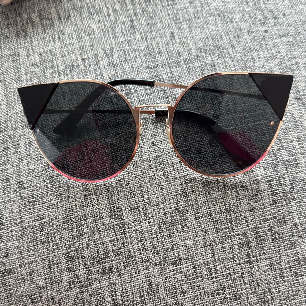 Chic Black and Gold Cat-Eye Sunglasses